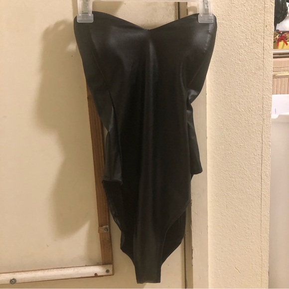 Black (Fo leather) Strapless Leotard - Picture 2 of 13